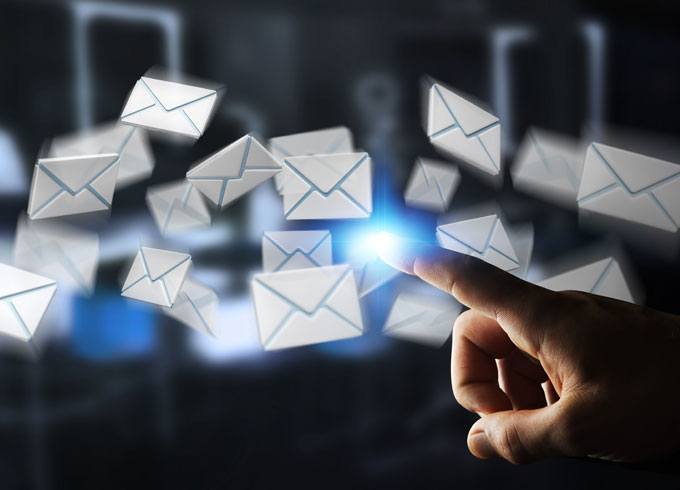 Weiße E-Mail-Symbole werden von einem Menschen mit seinem Finger angeklickt.