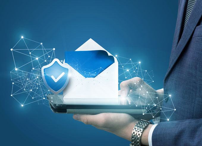 Eine weiße digitale E-Mail mit einem Schutzsymbol liegt auf blauem Hintergrund.